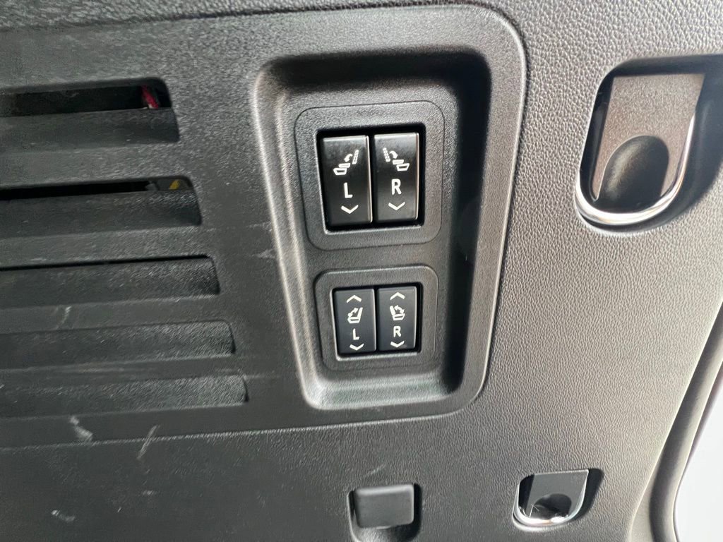 Used 2024 Chevrolet Traverse RS image 25