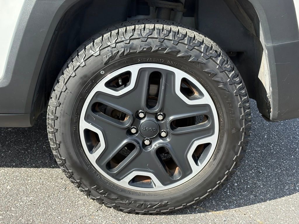 Used 2016 Jeep Renegade Trailhawk w/ Premium Trailhawk Package image 22