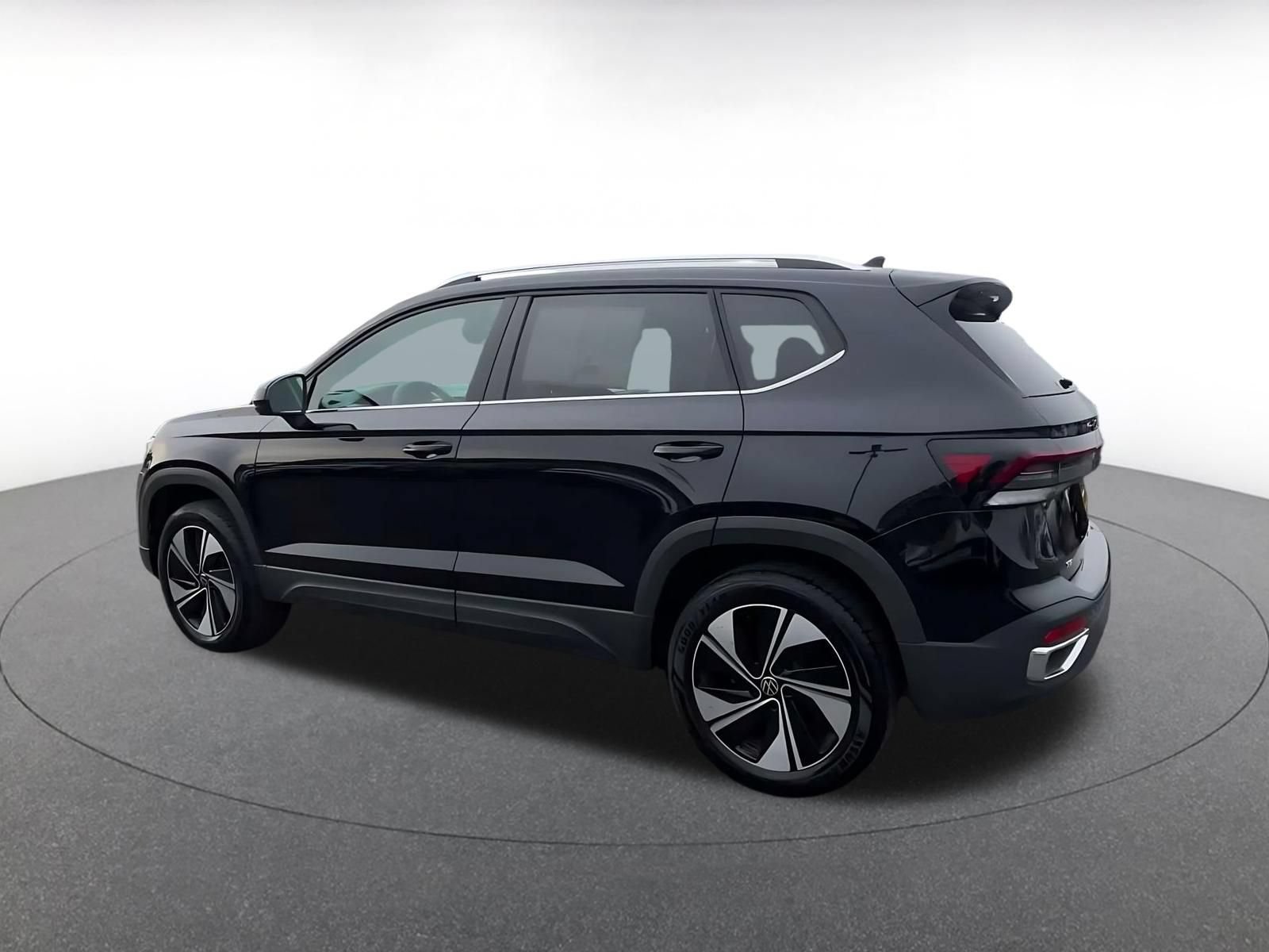 Used 2026 Volkswagen Taos SE AWD/4WD image 8
