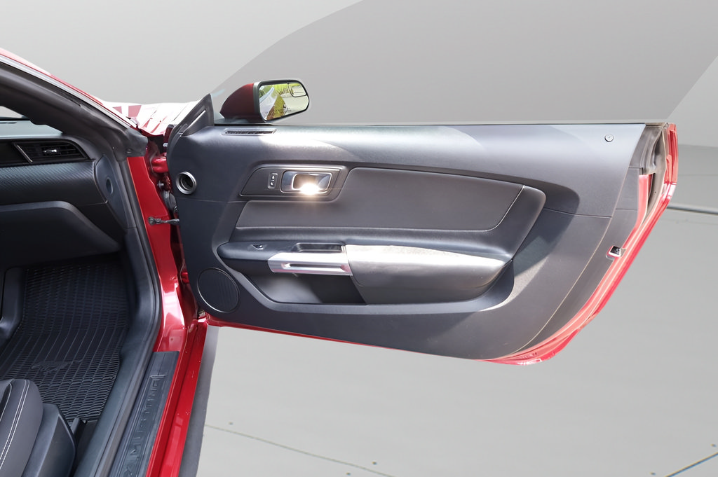 Used 2015 Ford Mustang Coupe RWD image 16