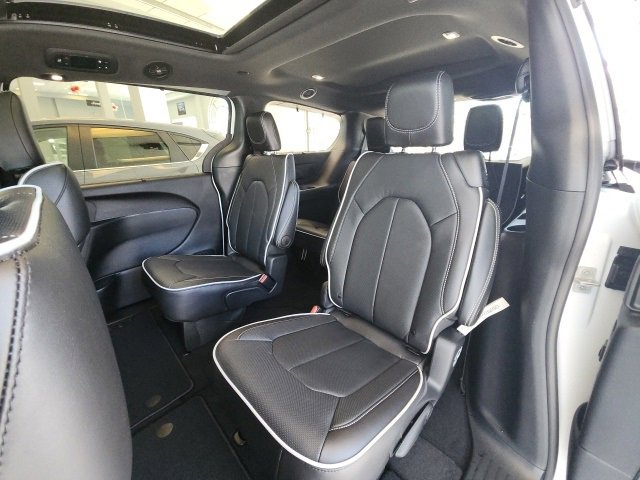 New 2025 Chrysler Pacifica Limited image 22