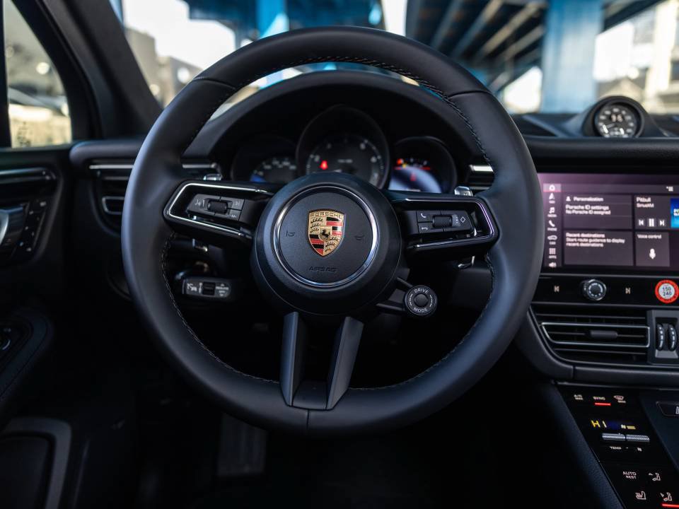 Certified 2026 Porsche Macan AWD/4WD image 6