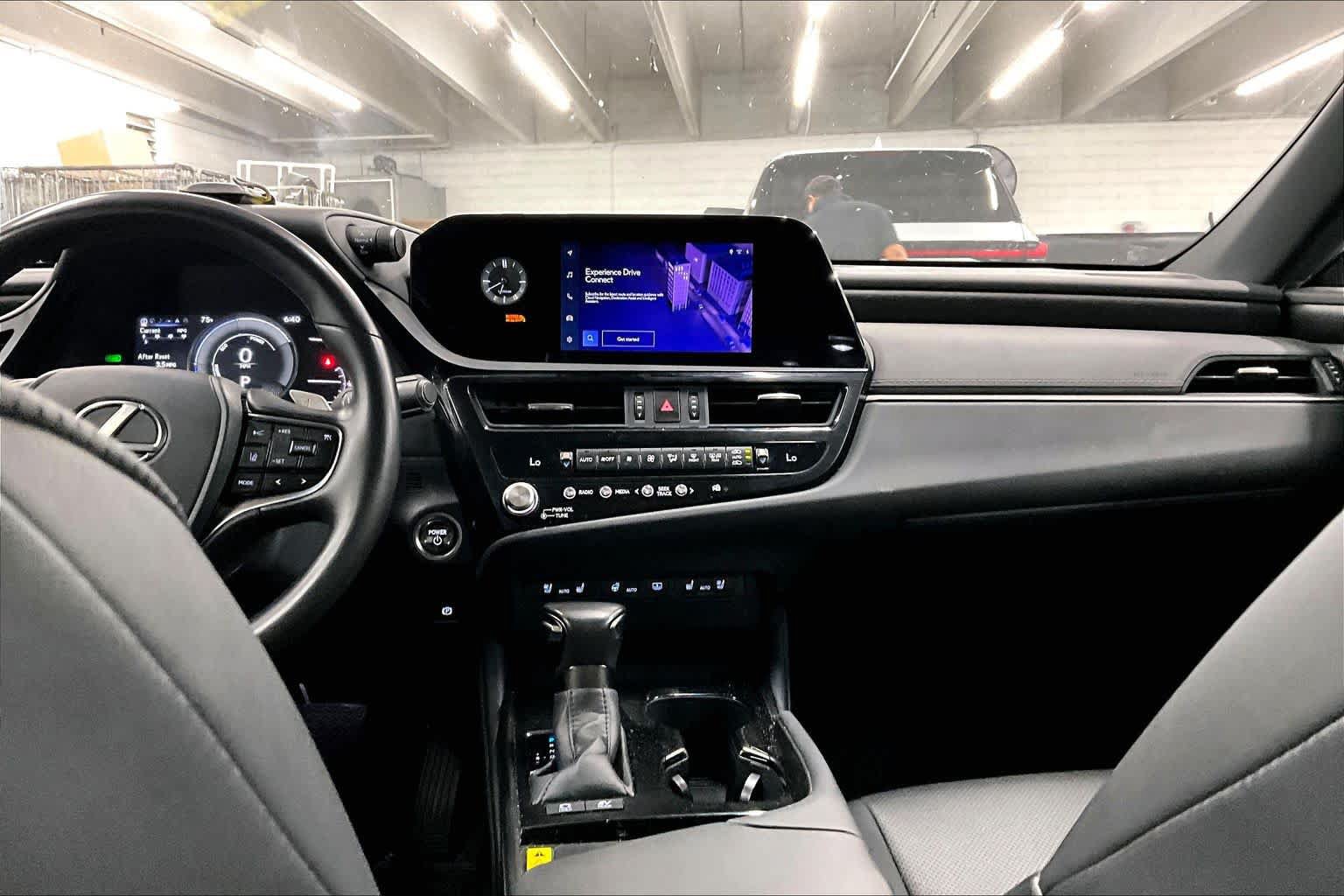 Used 2025 Lexus ES 300h w/ Premium Package FWD image 34