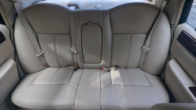 Used 2011 Lincoln Town Car Signature Limited image 20