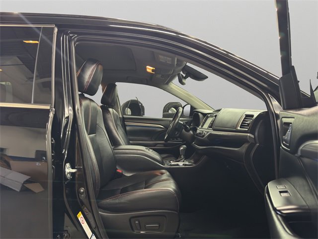 Used 2019 Toyota Highlander SE image 18