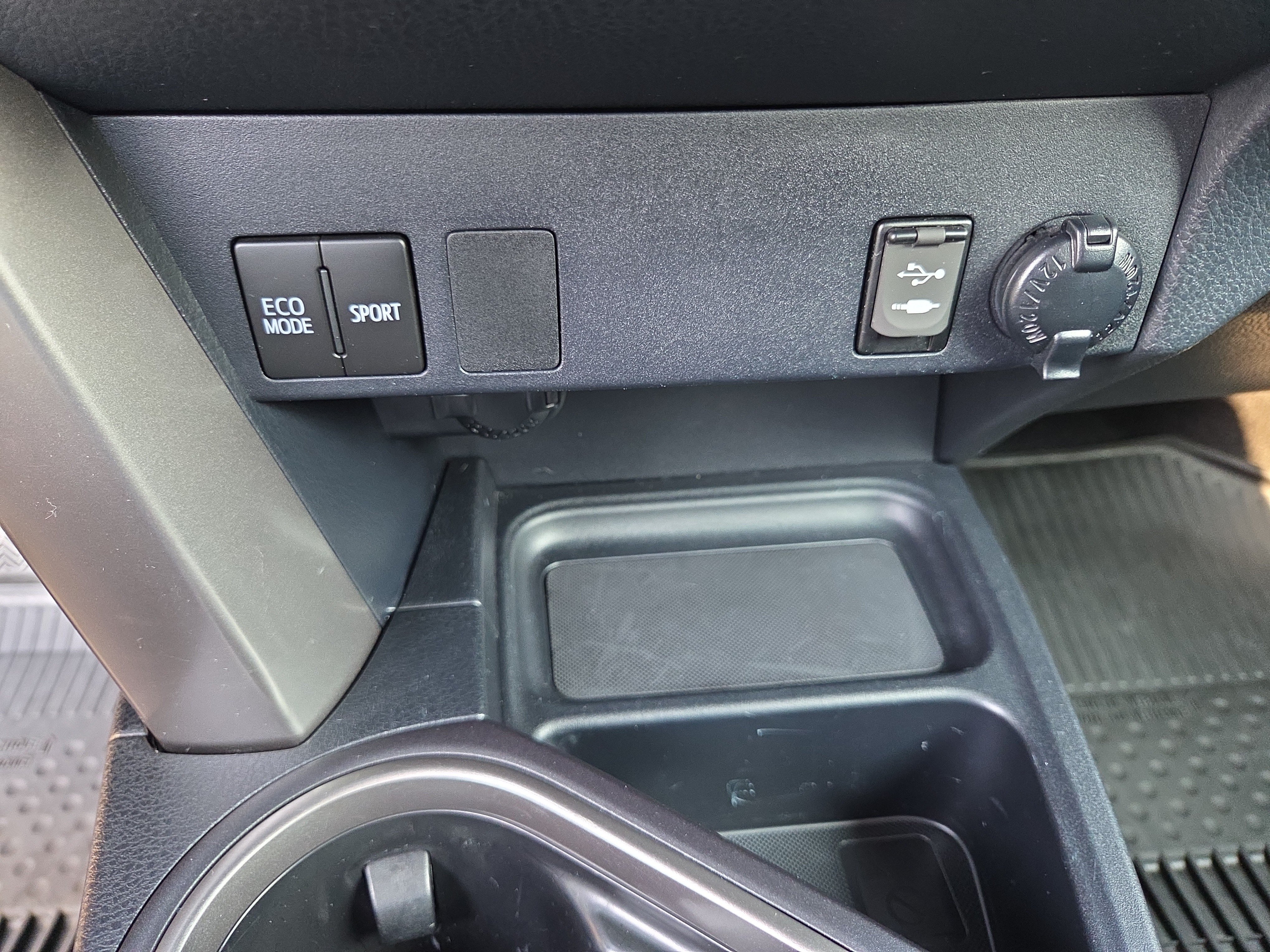 Used 2018 Toyota RAV4 LE w/ All Weather Liner Package AWD/4WD image 27