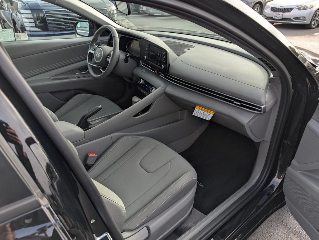 Certified 2025 Hyundai Elantra Sport FWD image 9