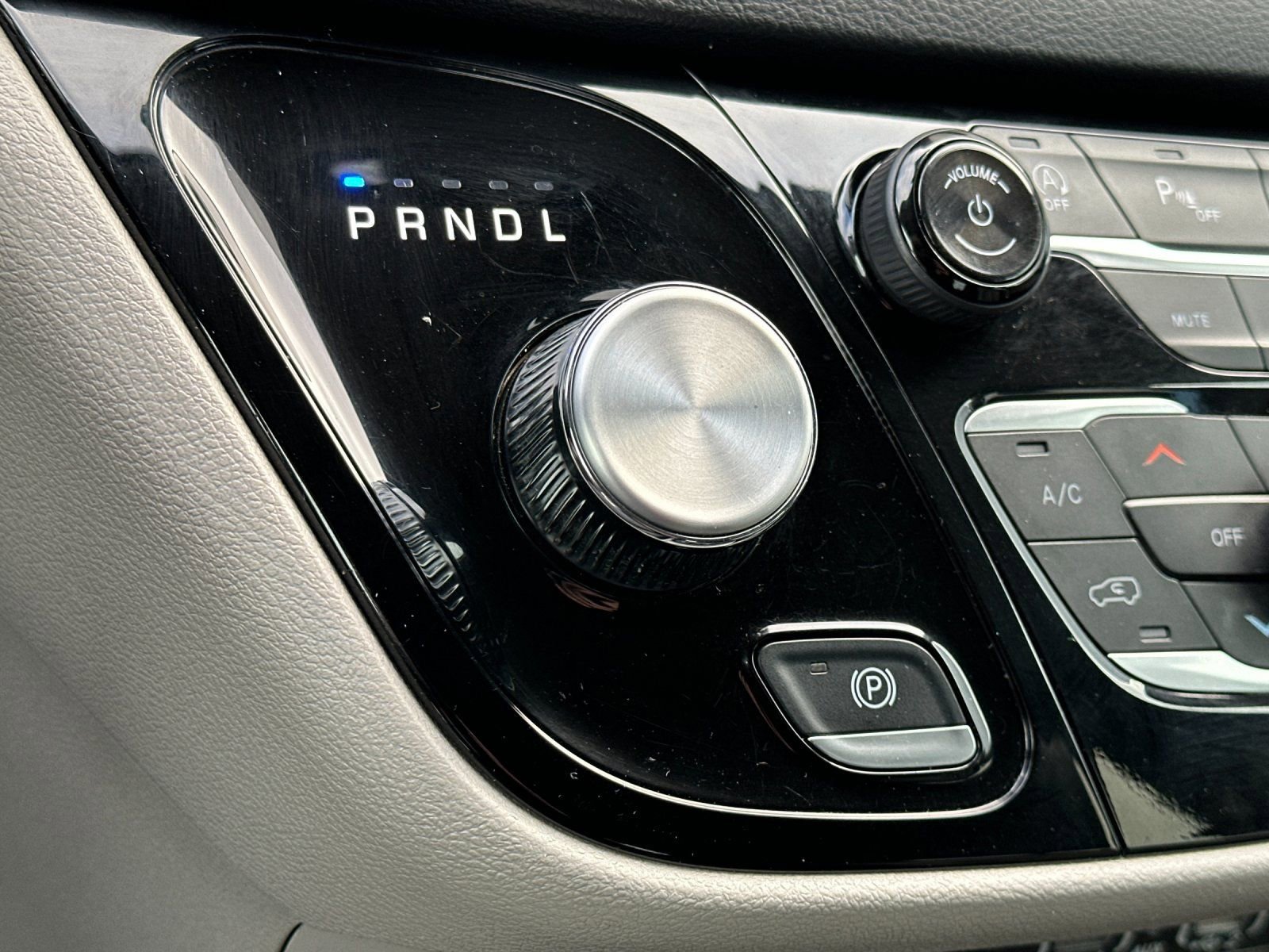 Used 2024 Chrysler Pacifica Touring-L image 22