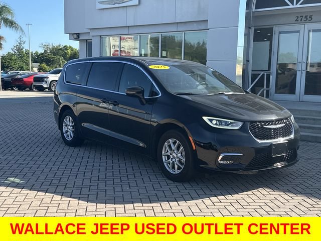 Used 2025 Chrysler Pacifica Select FWD image 5