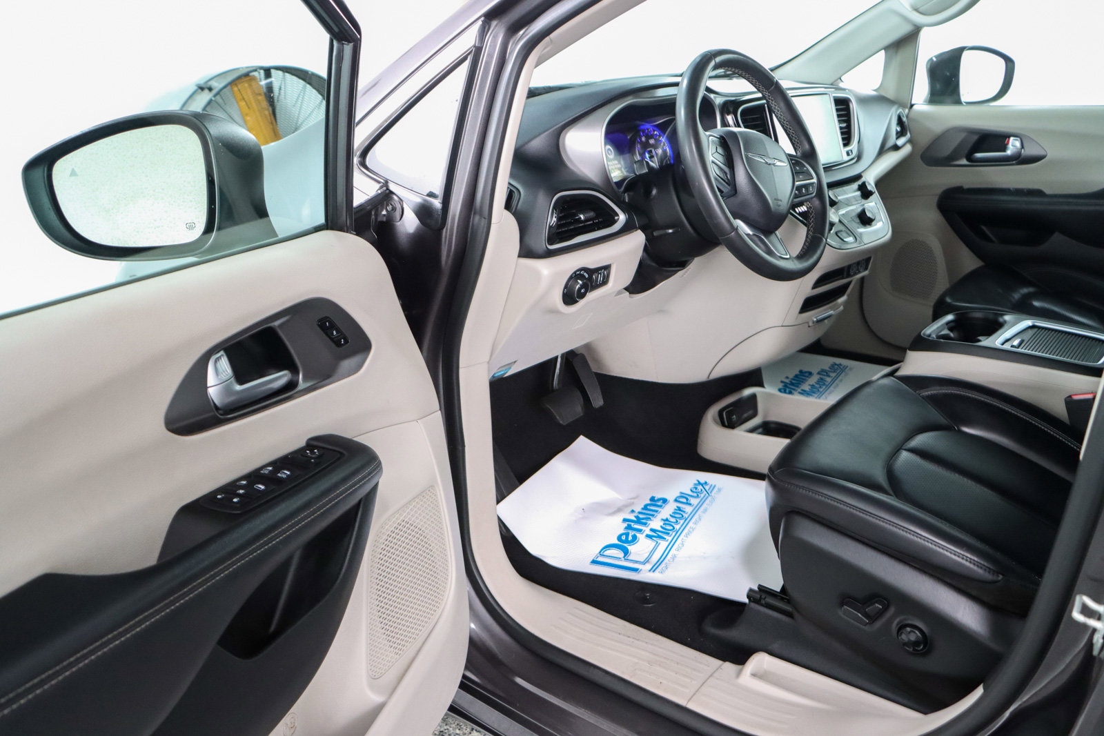 Used 2023 Chrysler Pacifica Touring-L image 3