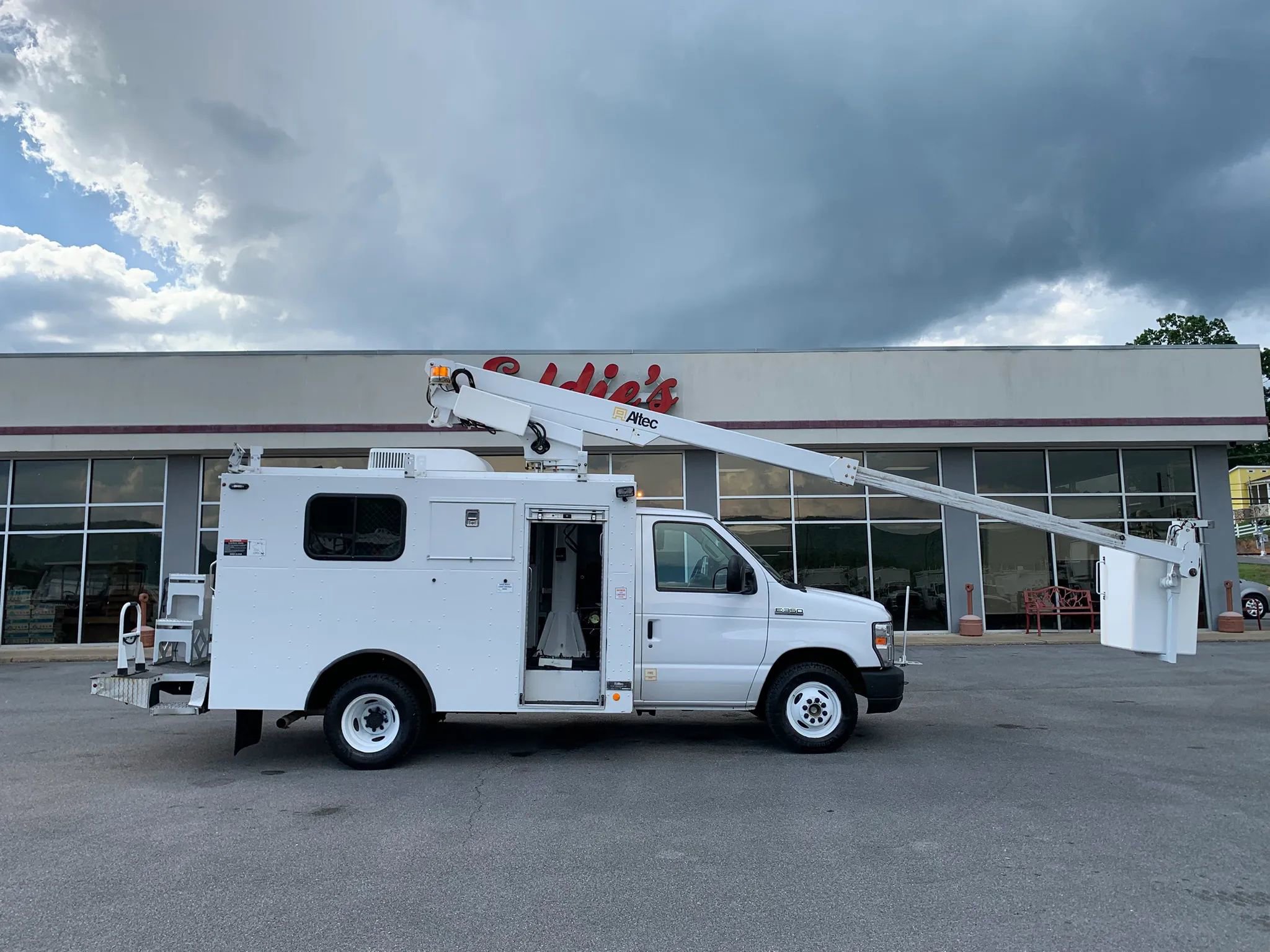 Used 2018 Ford E-350 and Econoline 350 Super Duty RWD image 47
