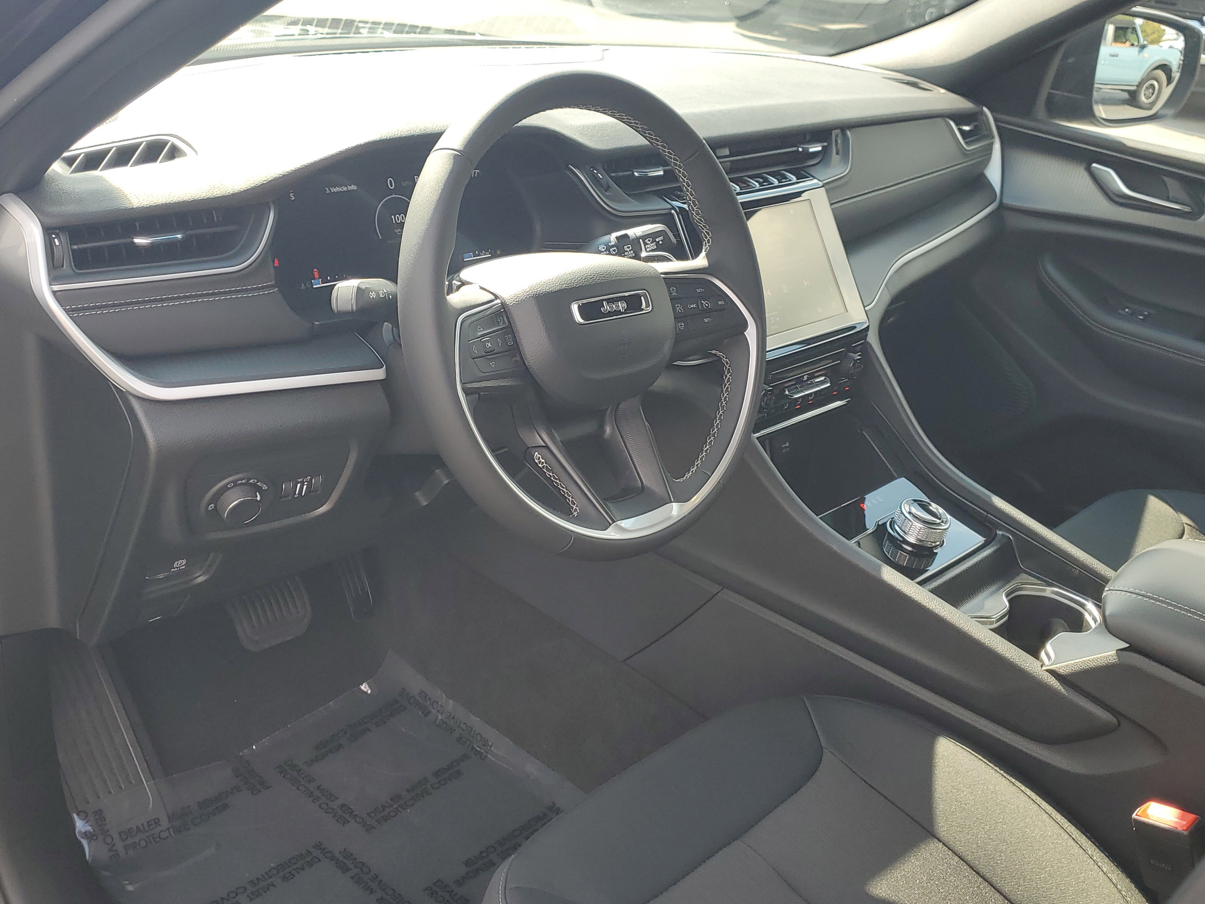 Used 2025 Jeep Grand Cherokee Laredo image 21