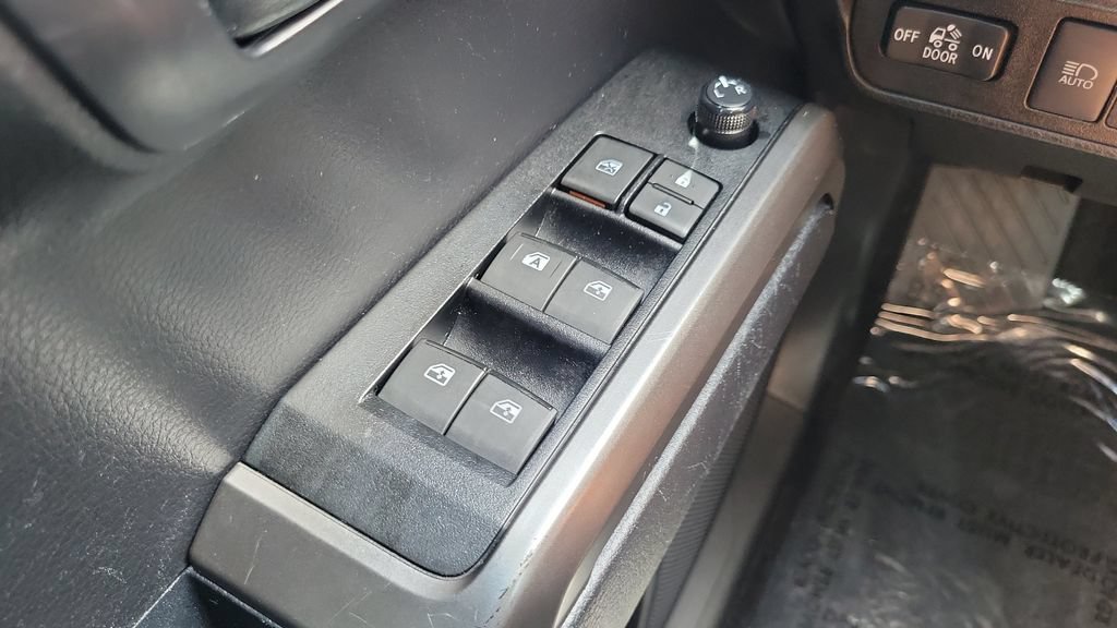 Certified 2021 Toyota Tacoma SR5 AWD/4WD image 18