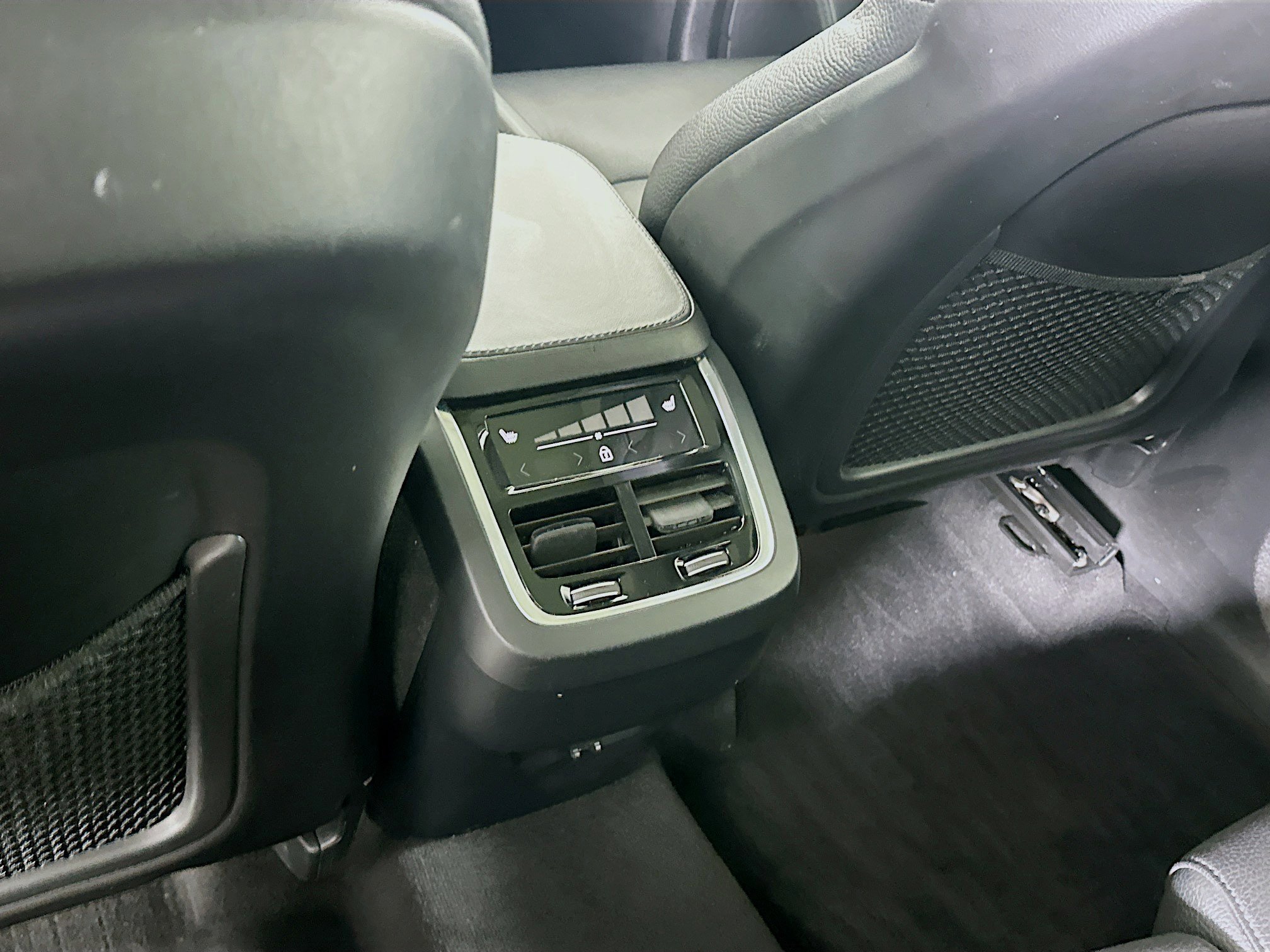 Used 2024 Volvo XC90 B5 Plus image 28