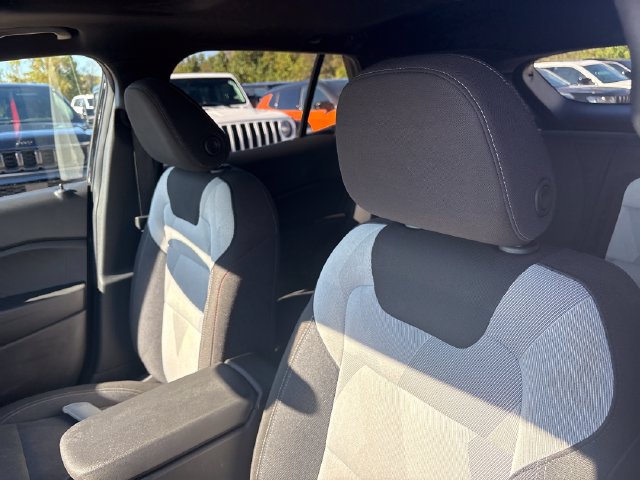 Used 2025 Chevrolet Trax RS w/ Sunroof Package FWD image 9