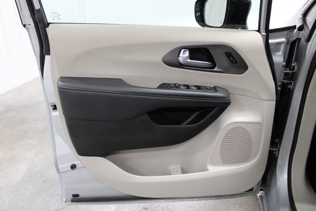 Used 2024 Chrysler Pacifica Touring-L image 19