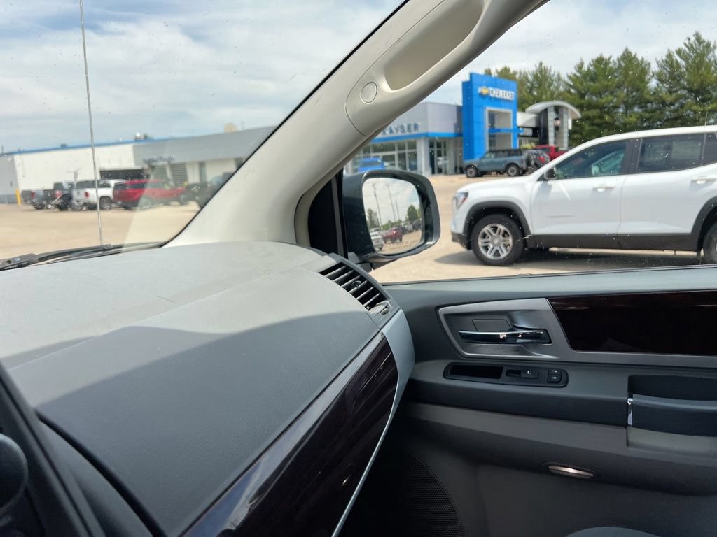 Used 2010 Chrysler Town & Country Touring FWD image 49