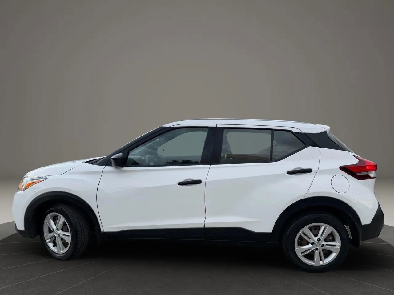 Used 2020 Nissan Kicks S image 2