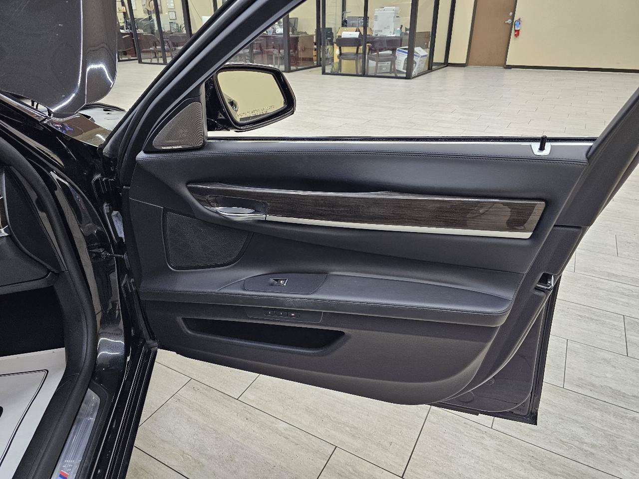 Used 2015 BMW 750i w/ M Sport Edition RWD image 41