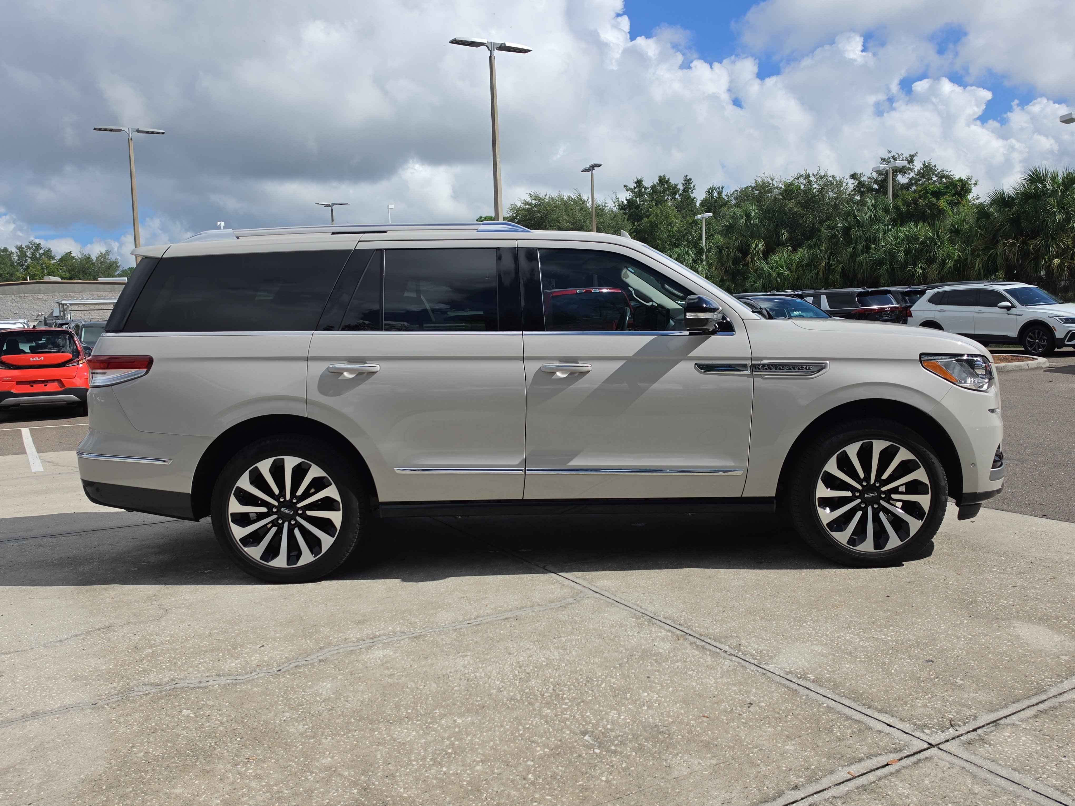 Used 2024 Lincoln Navigator Reserve AWD/4WD image 9