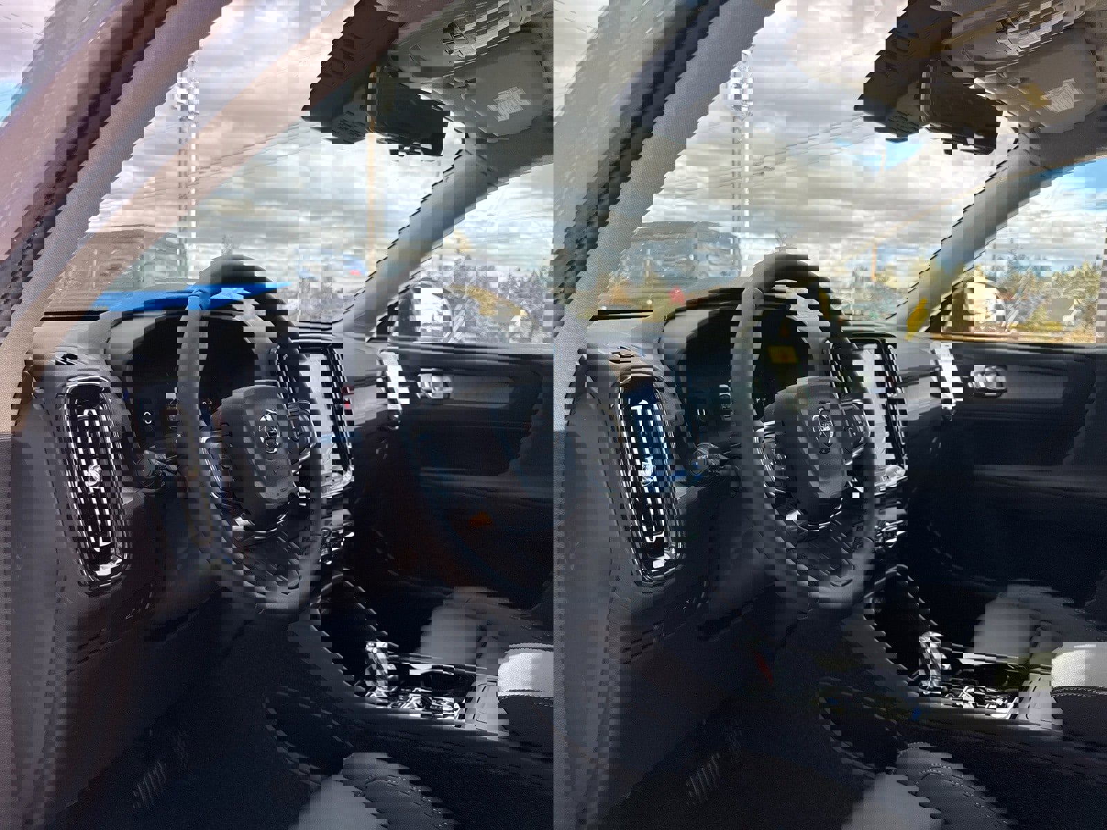 New 2026 Volvo XC40 B5 Ultra w/ Protection Package Premier image 8