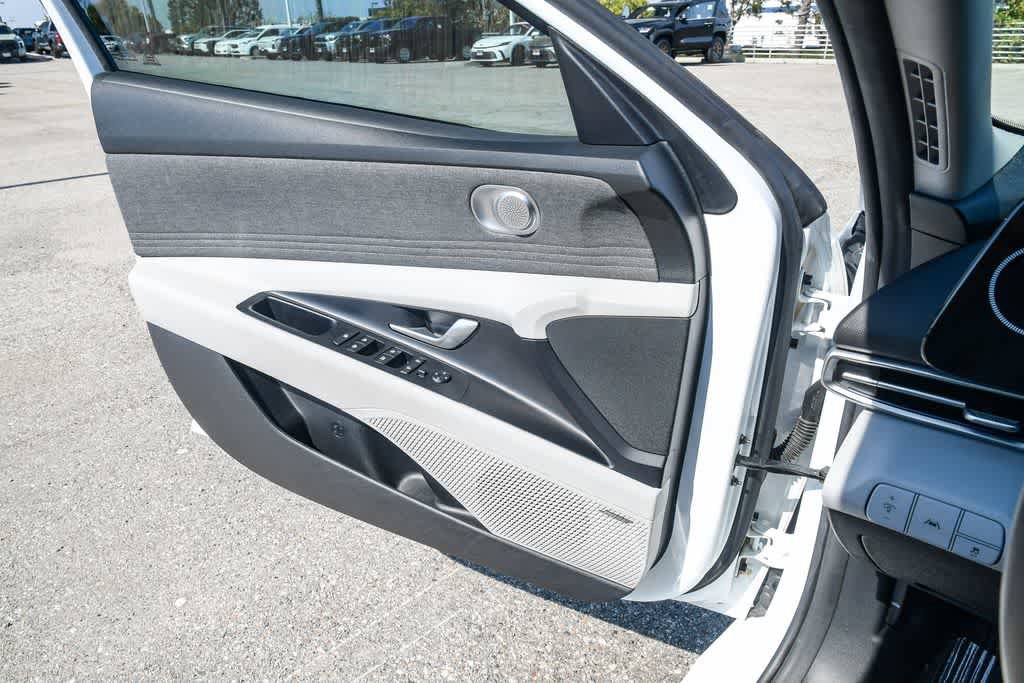 Used 2021 Hyundai Elantra Limited image 25
