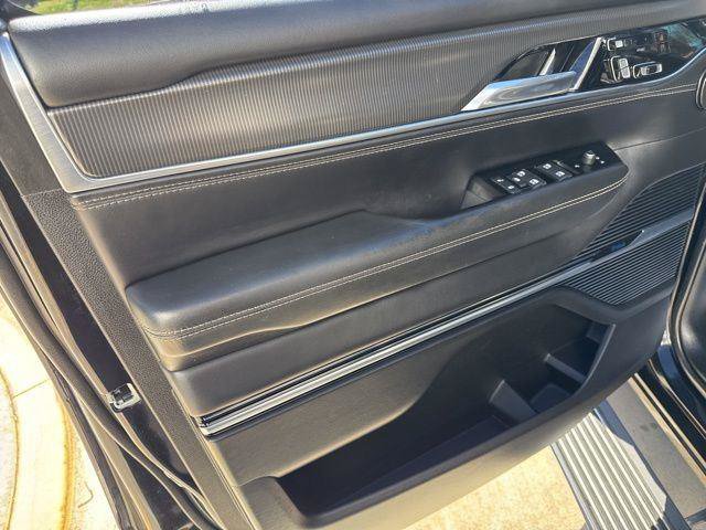 Used 2022 Jeep Grand Wagoneer Series II AWD/4WD image 20