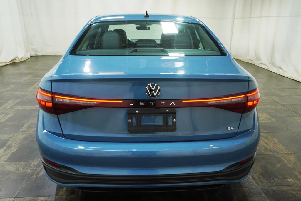 Used 2025 Volkswagen Jetta SE FWD image 4