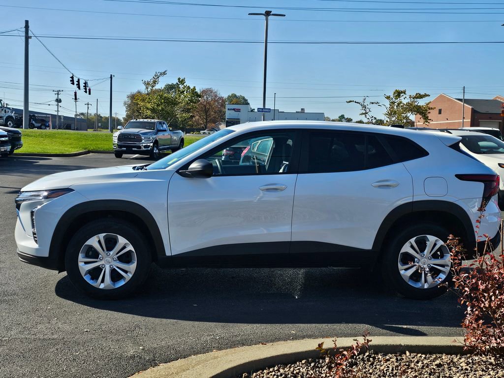 Used 2025 Chevrolet Trax LS image 9