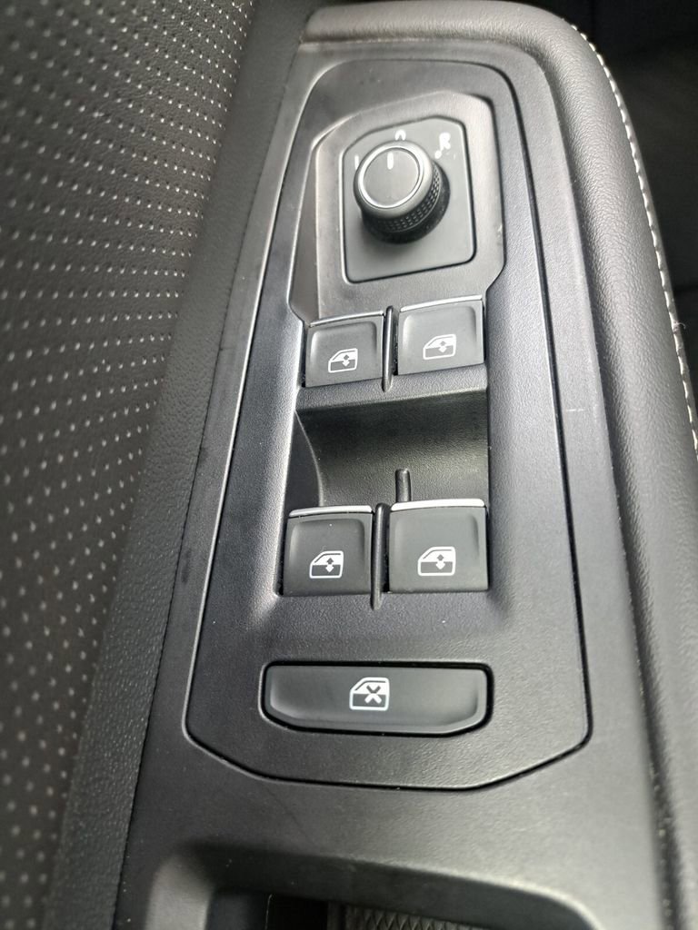 Used 2025 Volkswagen Atlas SE image 16