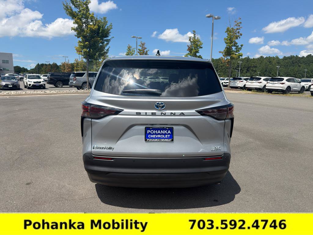 Used 2024 Toyota Sienna XLE FWD image 6