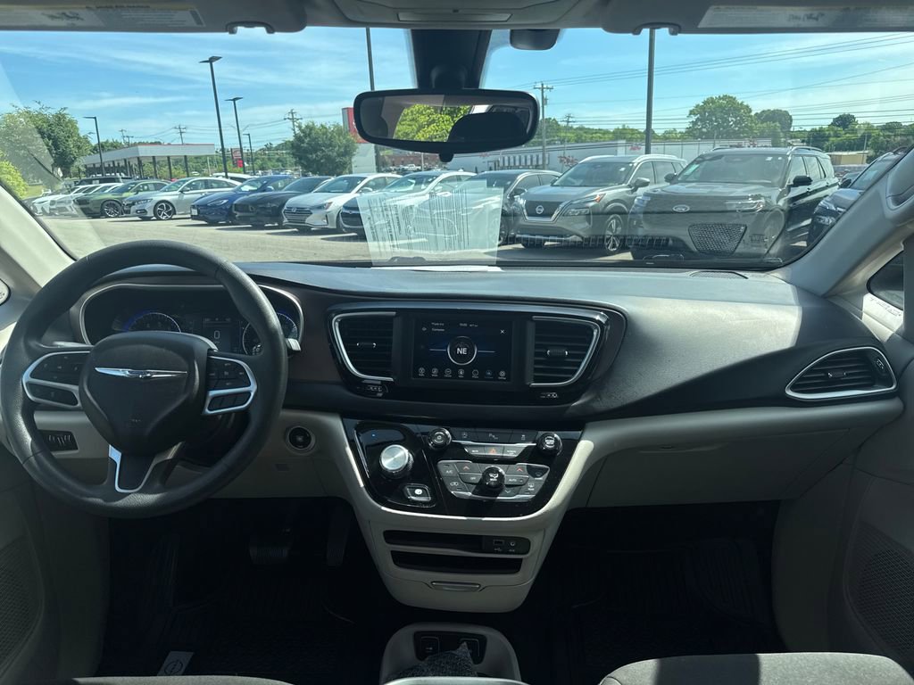 Used 2018 Chrysler Pacifica Touring Plus w/ Tire & Wheel Group FWD image 23
