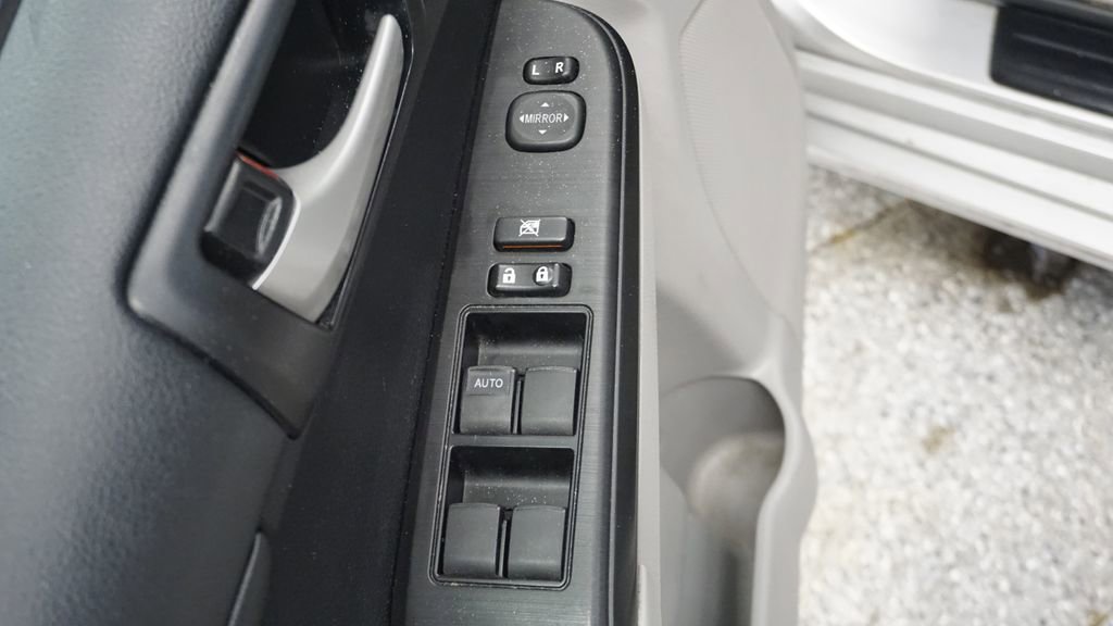 Used 2013 Toyota Camry LE image 29