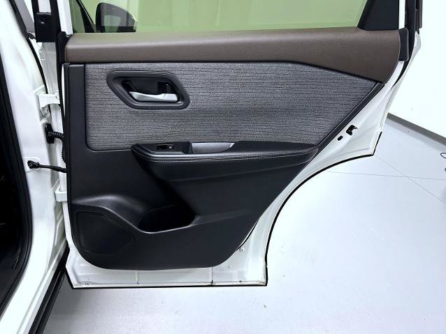Certified 2023 Nissan Rogue SV FWD image 17