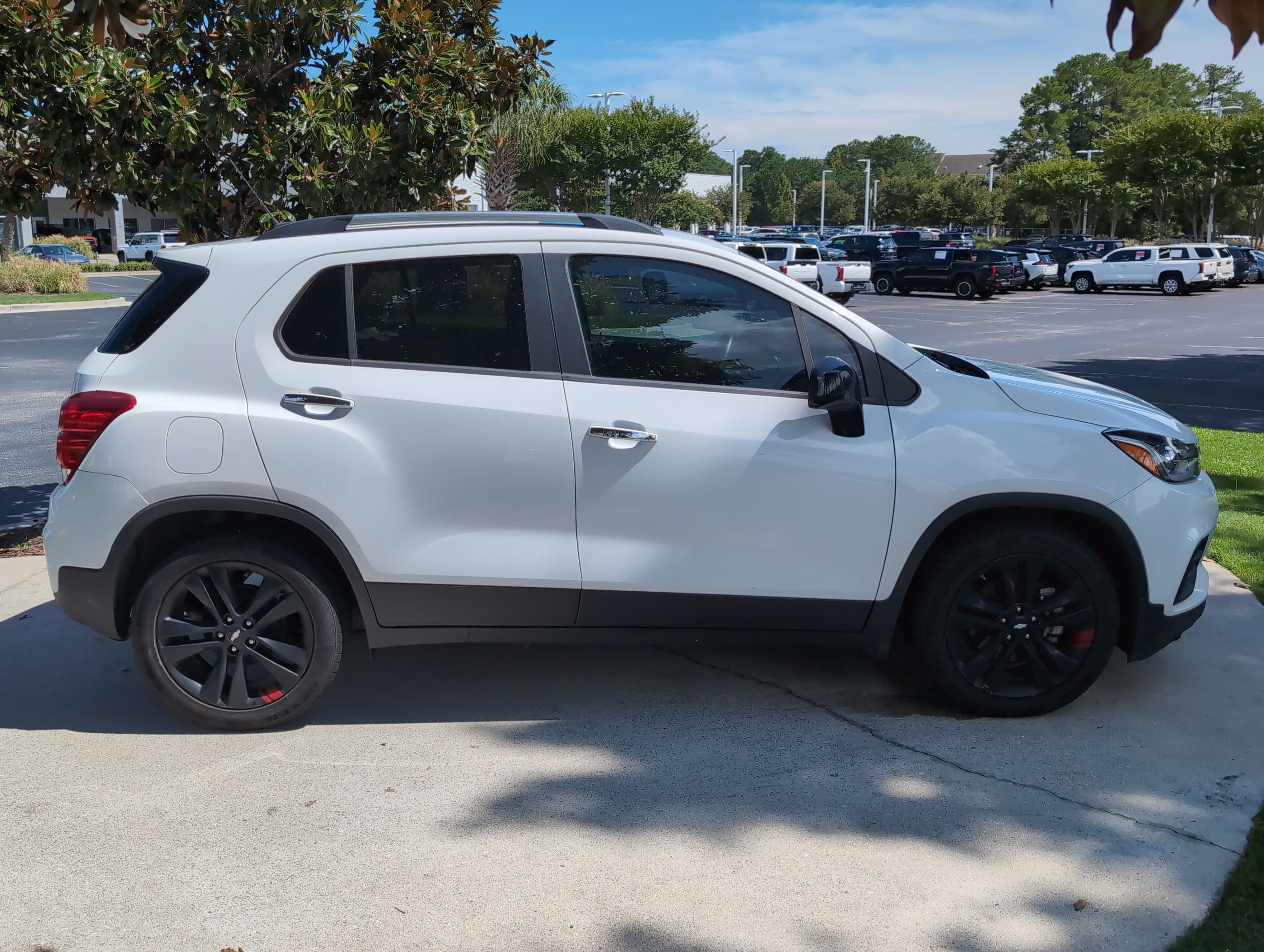 Used 2018 Chevrolet Trax LT w/ Sun & Sound Package FWD image 11