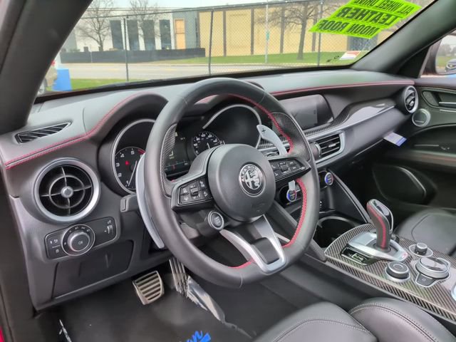 Used 2023 Alfa Romeo Stelvio Estrema image 32