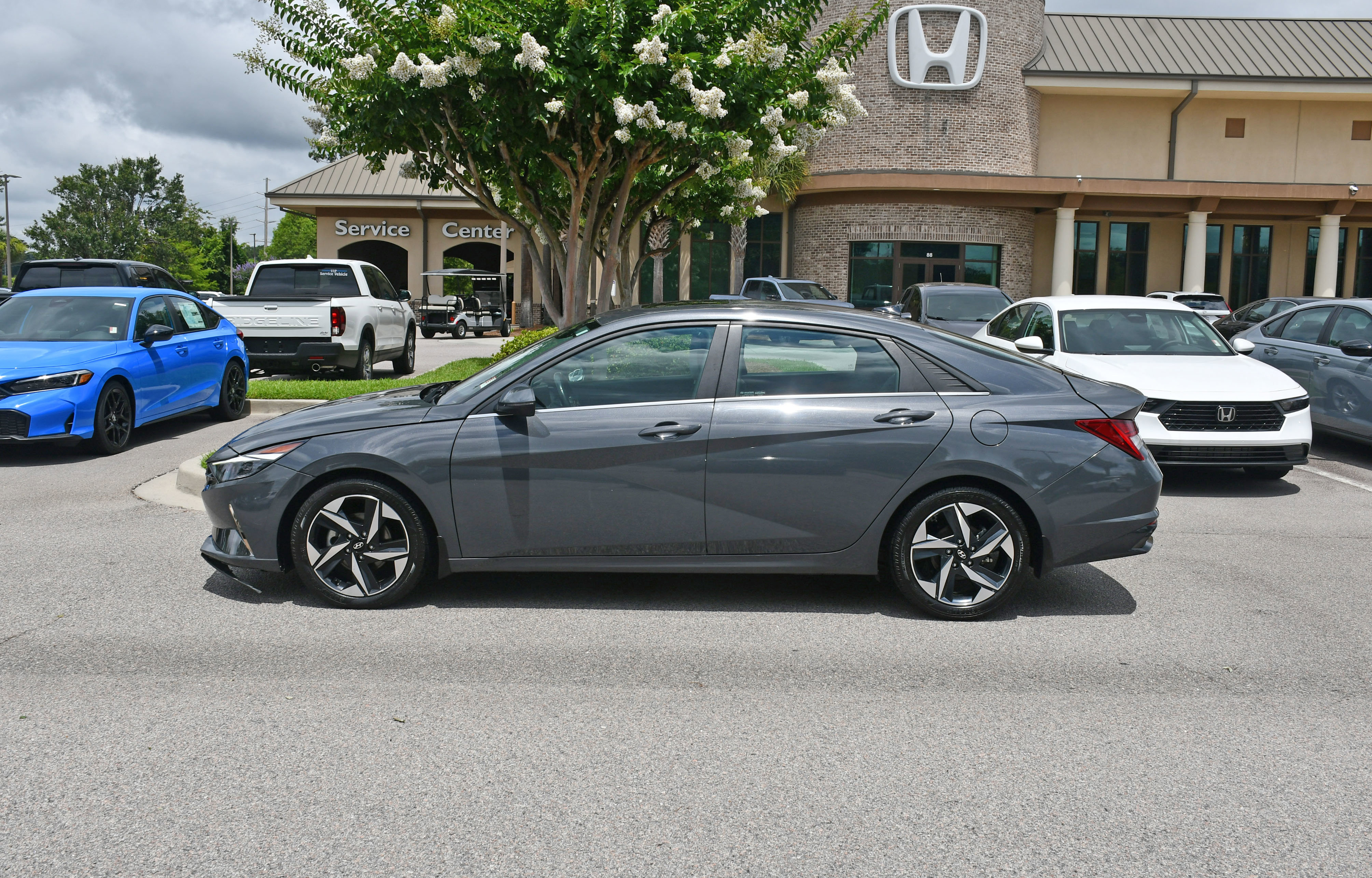 Used 2023 Hyundai Elantra Limited w/ Cargo Package FWD image 2