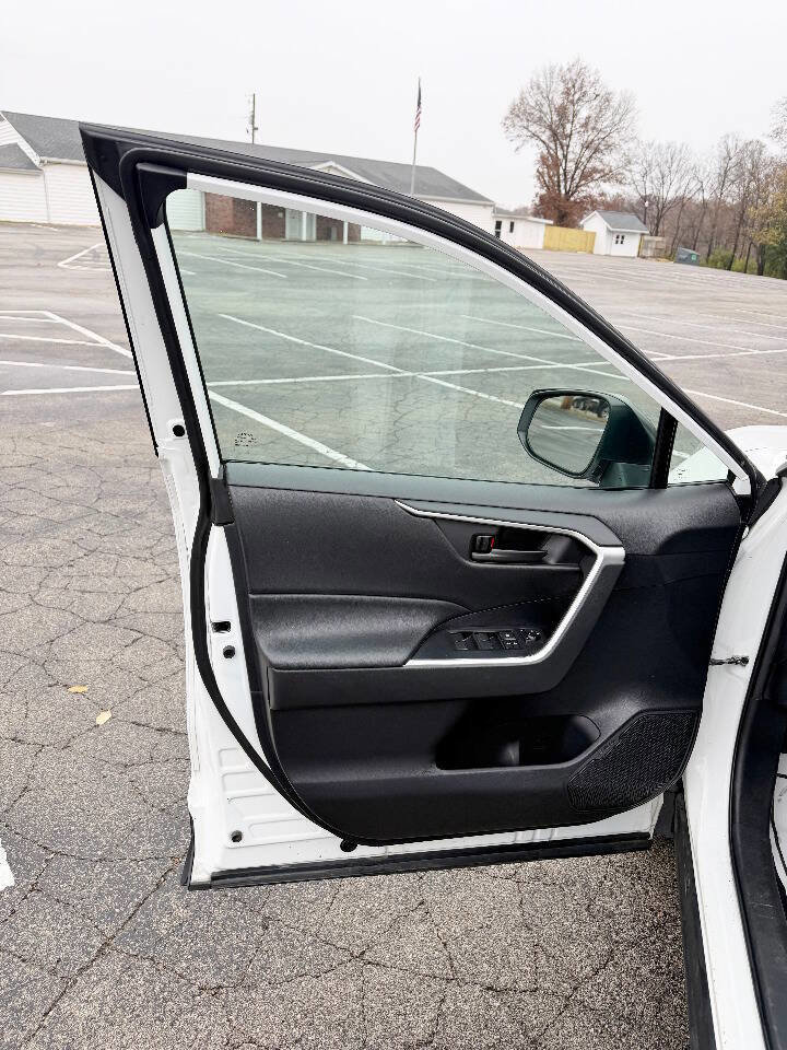 Used 2021 Toyota RAV4 LE image 9