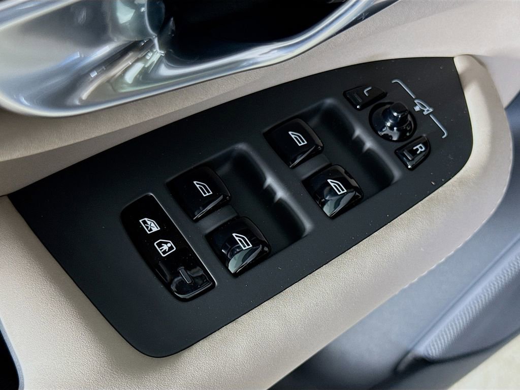 New 2026 Volvo XC90 B6 Core w/ Protection Package image 17