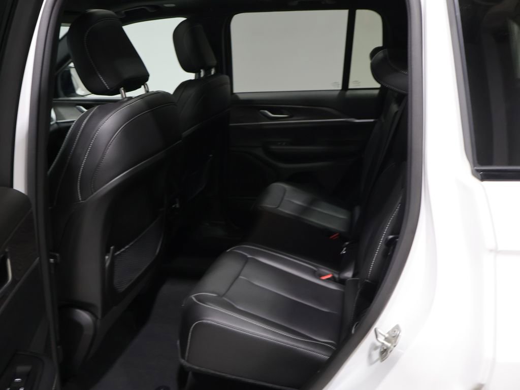 Used 2024 Jeep Grand Cherokee Limited w/ Black Appearance Package AWD/4WD image 18