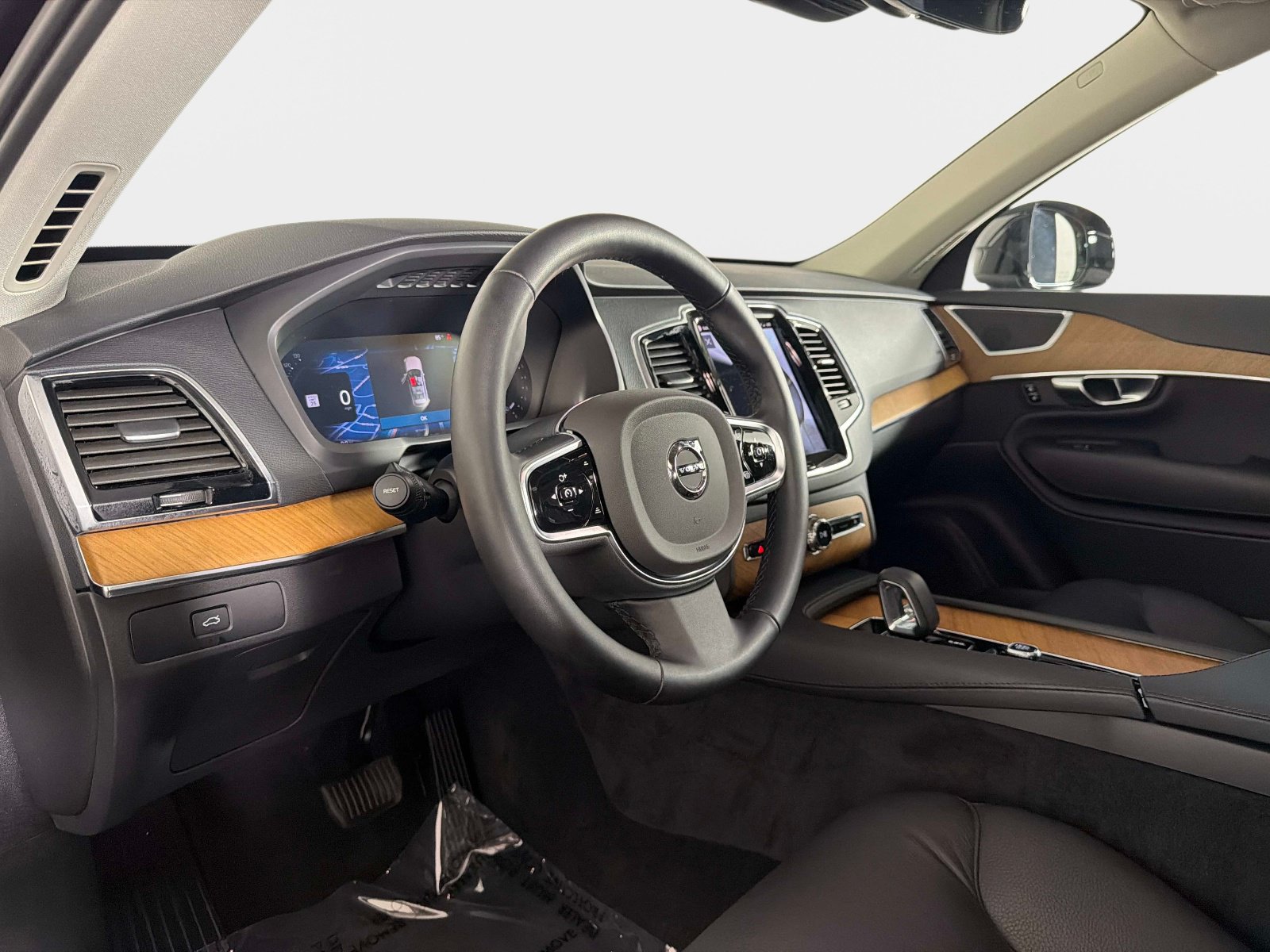 Used 2025 Volvo XC90 B6 Plus AWD/4WD image 40