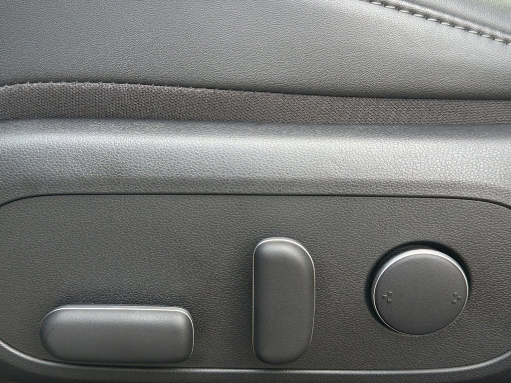 Certified 2025 Hyundai Kona Limited FWD image 17