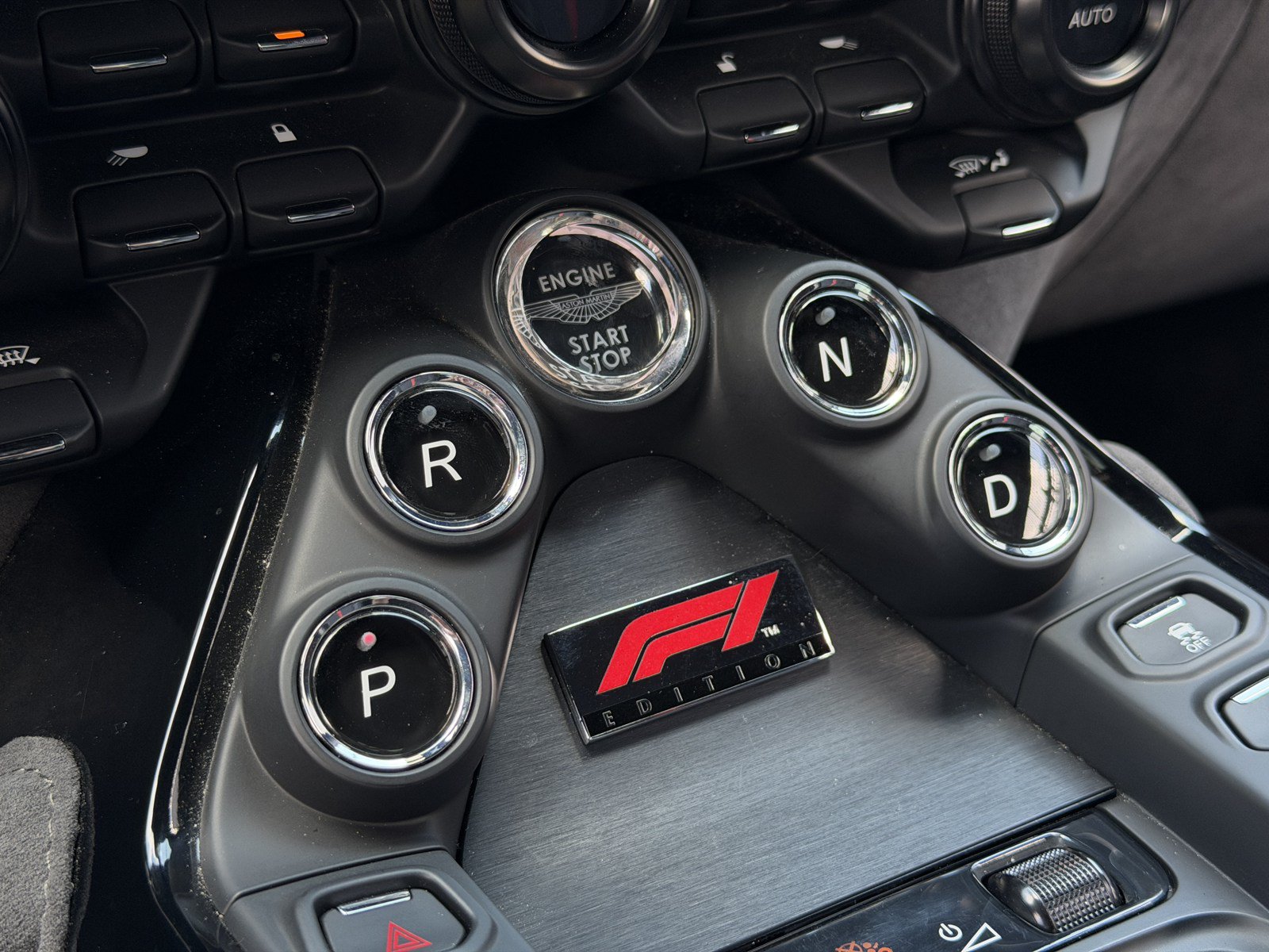 Used 2022 Aston Martin V8 Vantage Coupe RWD image 31