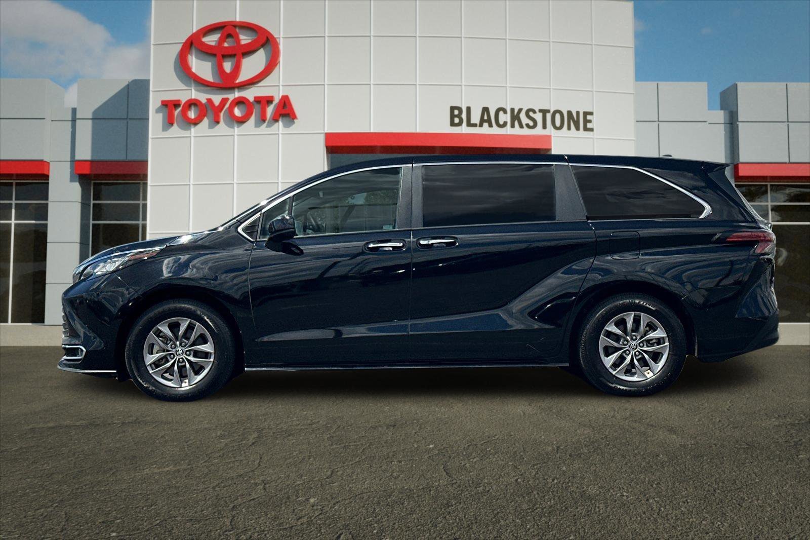 Certified 2022 Toyota Sienna XLE AWD/4WD image 6