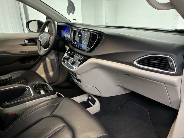 Used 2023 Chrysler Pacifica Touring-L FWD image 28