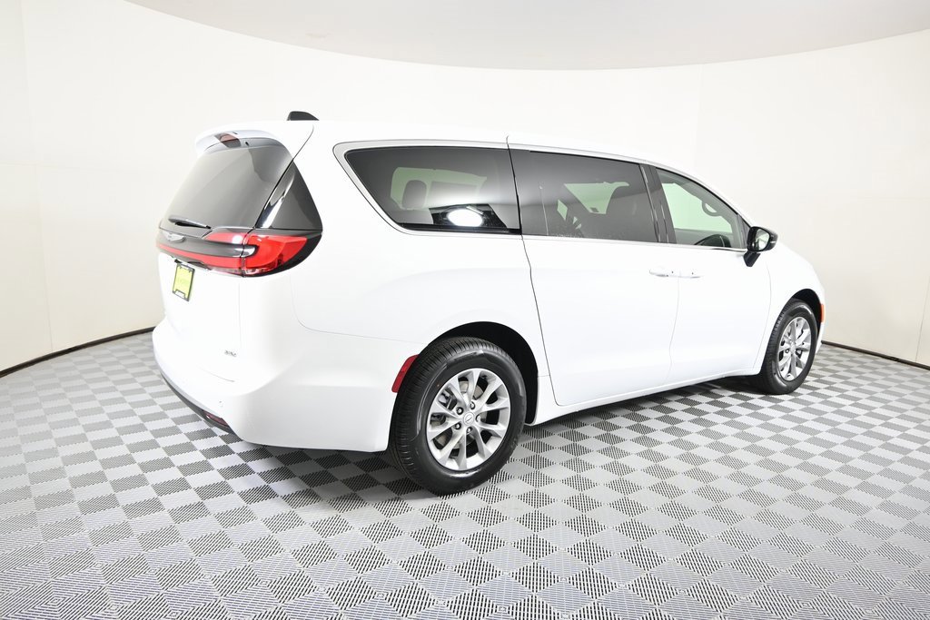 New 2026 Chrysler Pacifica Select image 6