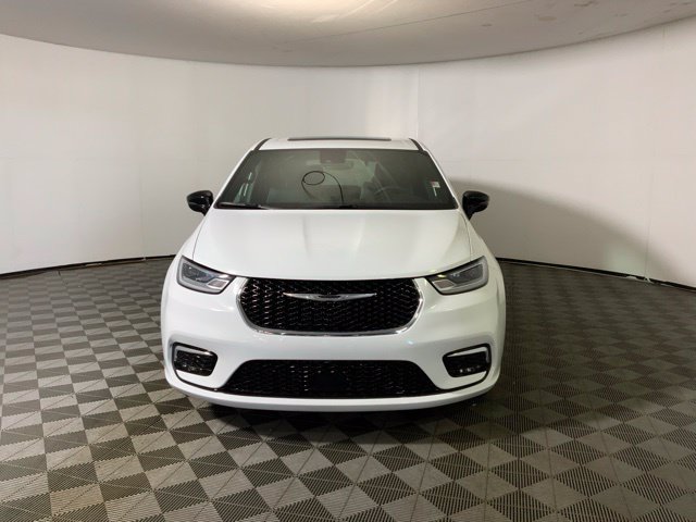Used 2026 Chrysler Pacifica Limited FWD image 2