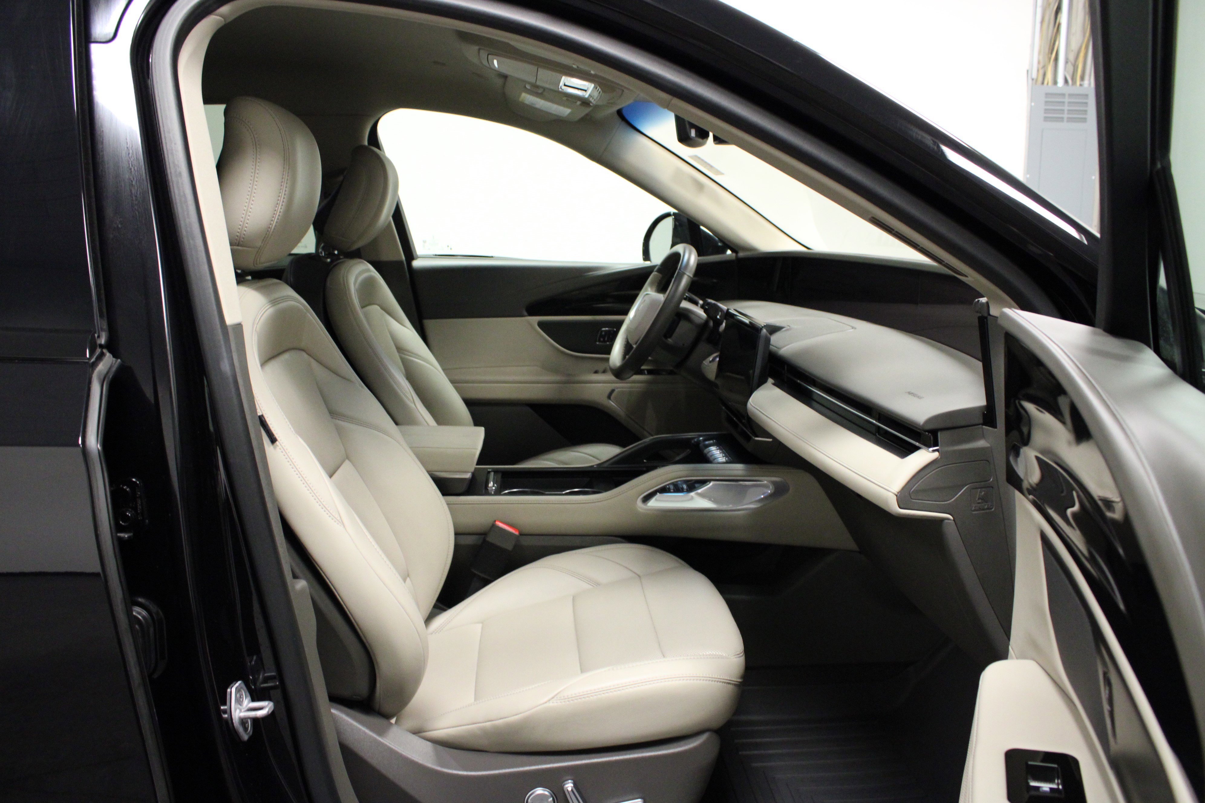 Used 2024 Lincoln Nautilus Premier image 16