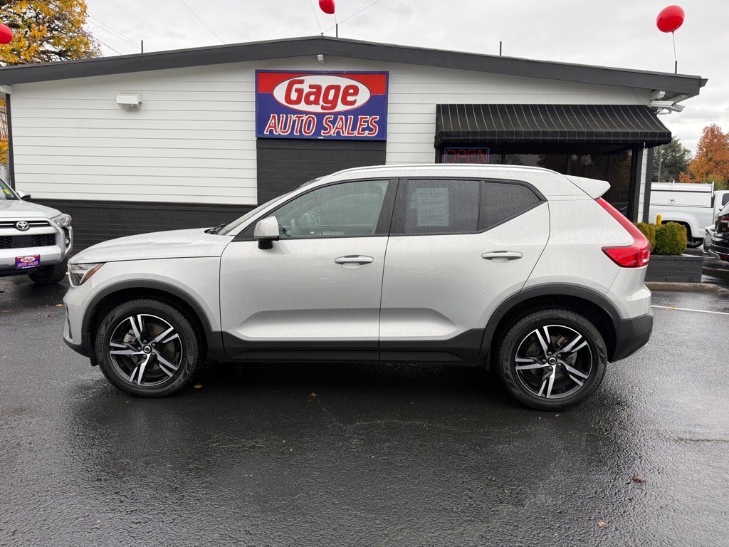 Used 2023 Volvo XC40 B5 Core image 3