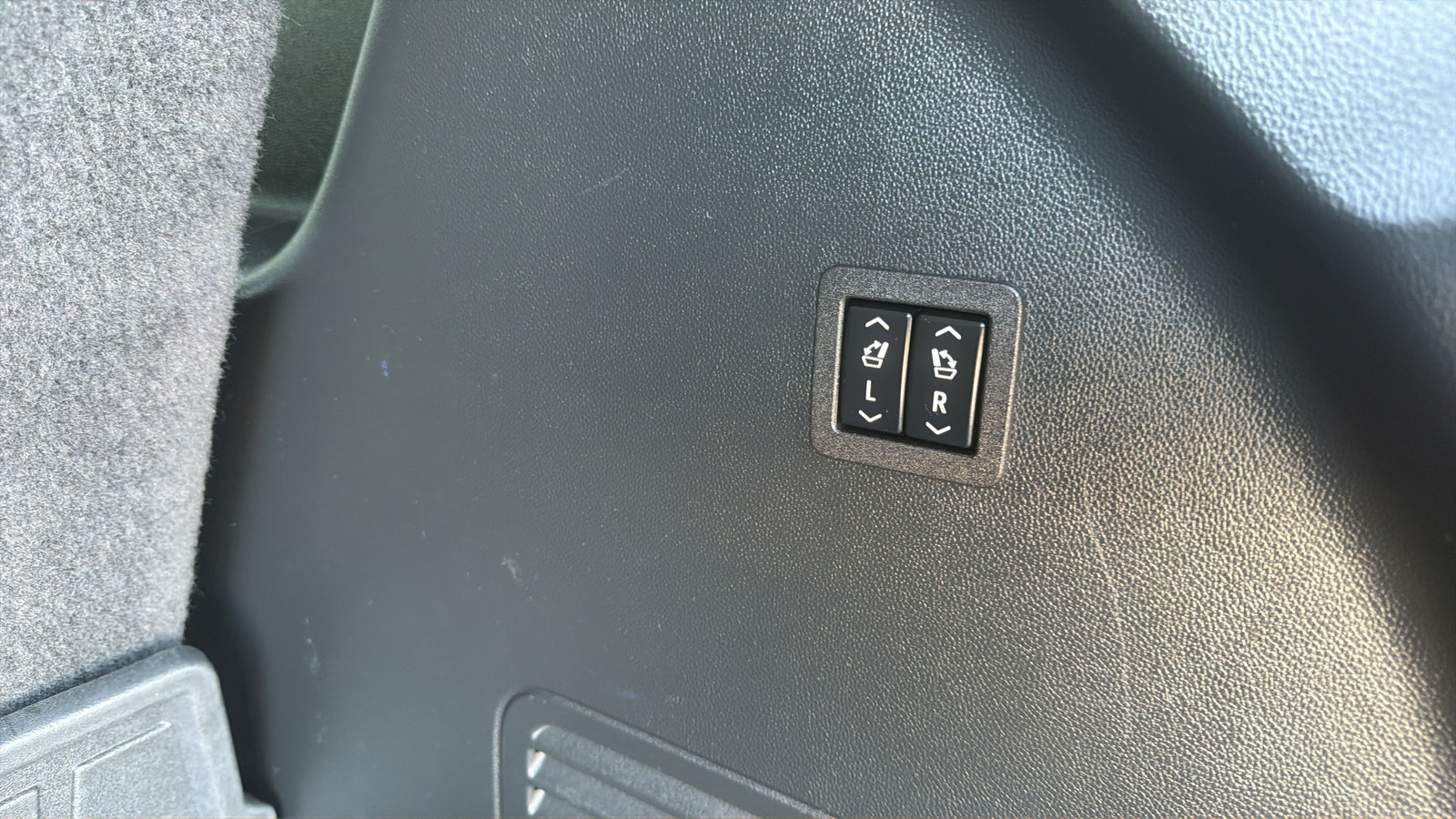 Used 2020 Buick Enclave Premium w/ Sun and Sites Package FWD image 30